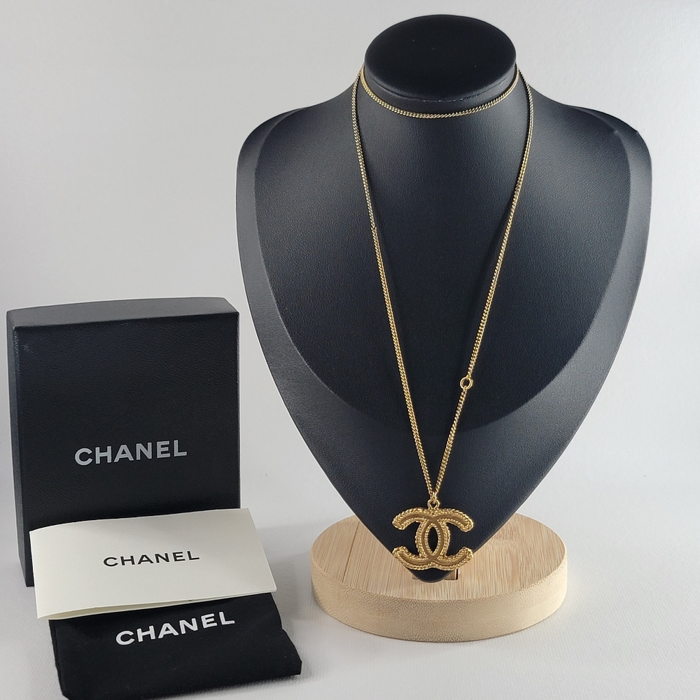 CHANEL CC Logo Gold Tone Pendant Necklace - Picture 1 of 9